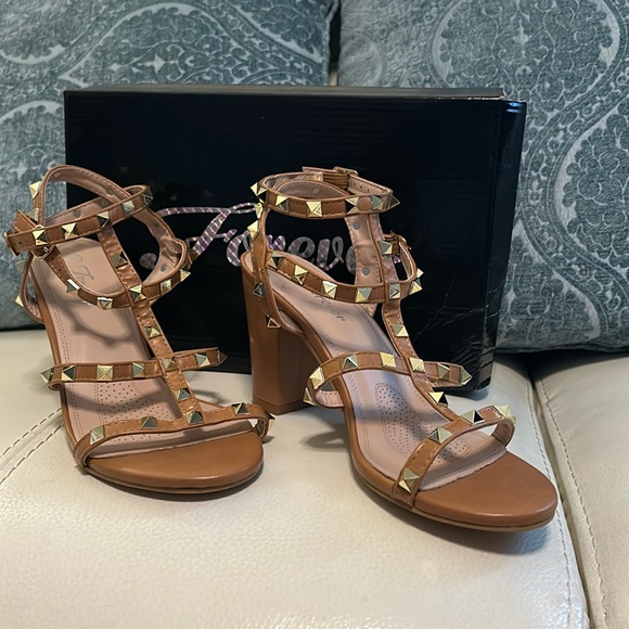 Forever Studded Luggage Color 7.5 Sandle - Picture 1 of 4